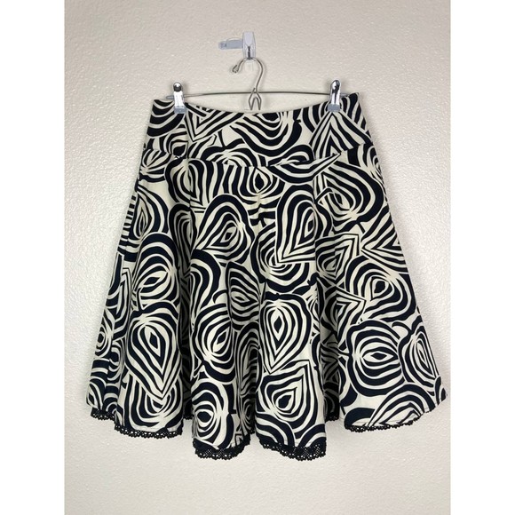 White House Black Market Dresses & Skirts - White House Black Market Flared Skirt Women 8 Knee Length Black Cream Leaf Print